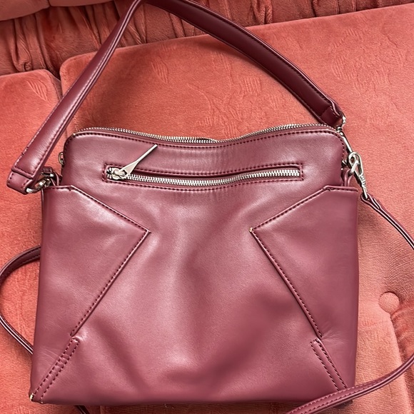 An adjustable cross body purse with many compartments - Picture 2 of 3